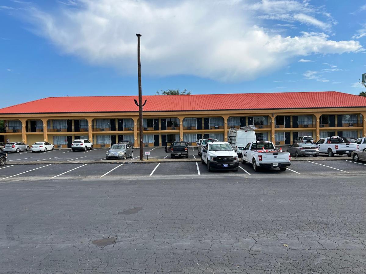 Country Hearth Inn & Suites Картърсвил Екстериор снимка