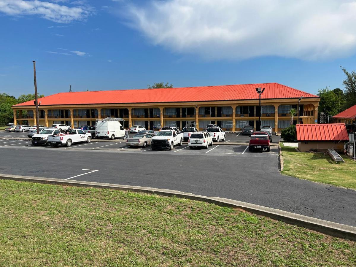 Country Hearth Inn & Suites Картърсвил Екстериор снимка